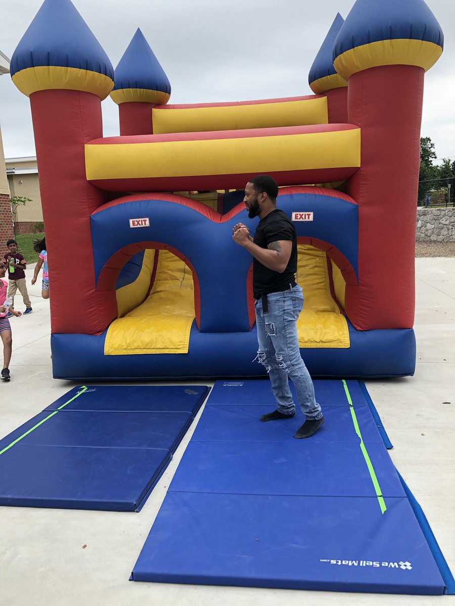 MicheleHupman's tweet photo. Our first year PE teacher organized his first #FieldDay and it was a huge success! Well done, Mr. Driscoll! Students, teachers, and parents all had a blast! @KilbyTigers #knockeditoutofthepark @sarah_education https://t.co/AMGERIAxmu