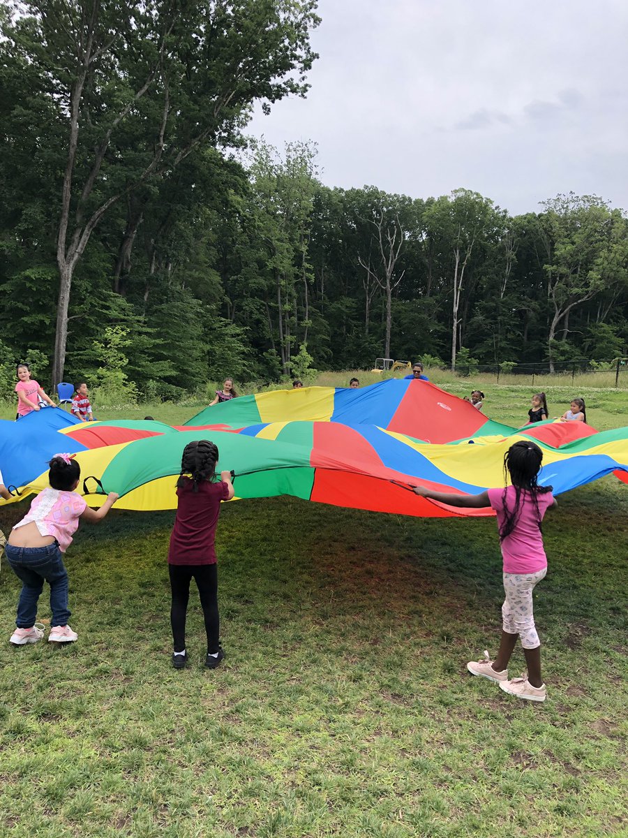 MicheleHupman's tweet photo. Our first year PE teacher organized his first #FieldDay and it was a huge success! Well done, Mr. Driscoll! Students, teachers, and parents all had a blast! @KilbyTigers #knockeditoutofthepark @sarah_education https://t.co/AMGERIAxmu