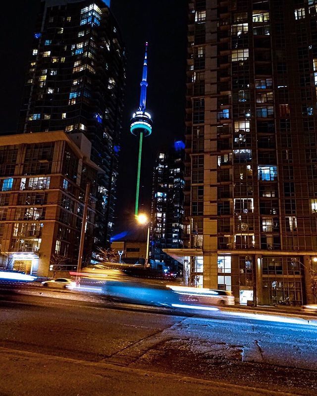 40deuce's tweet photo. Last time the @Raptors played and I posted a picture of the @cntower, they won. So here's another one showing the city lit up in hopes of another win. Let's go Raptors!
•
•
•
•
•
#wethenorth #the6ix #letsgoraptors #raptors #toronto #rtz #torontol… https://t.co/NgVmP9qn1R https://t.co/ZiVb67lMxu
