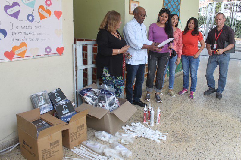 #GALERÍA 📸 Inspección y dotación de material realizada en la UEN Jesús Enrique Lossada ubicada en Chapellín, parroquia El Recreo de #Caracas, con presencia del Min. @psuvaristobulo. (+VER) ➡️ bit.ly/2It6yU3 👏🏫 #VacunasParaElPueblo