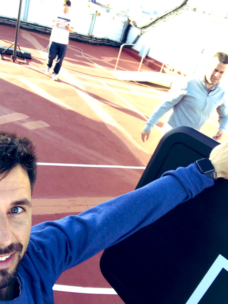 roi11vt's tweet photo. Rodeado de #BolasBlancas. De esas tardes para el recuerdo con @hectormv4 y @APerezcainzos. #IIDíaDoAdestrador... allá vamos 🏀 #ILoveThisGame https://t.co/NJY839Xzm0