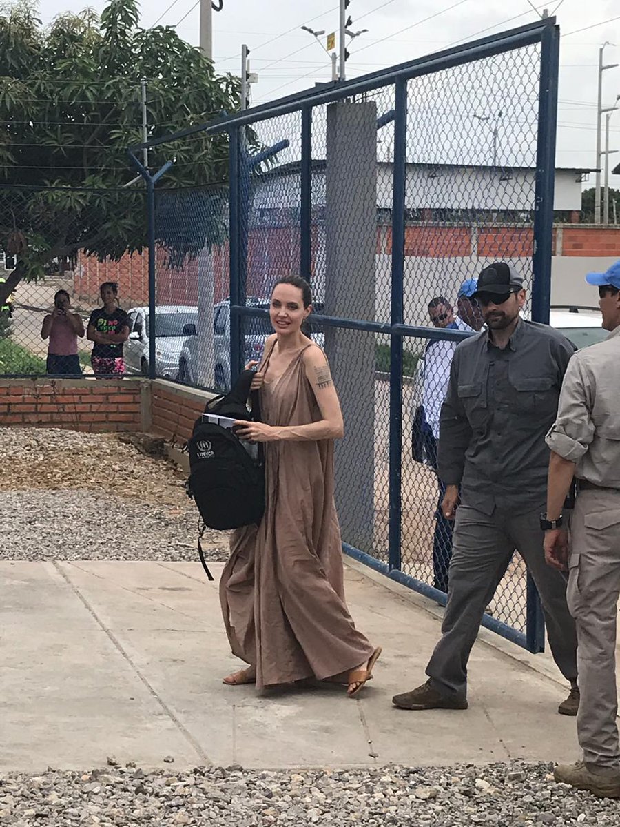 MalditoTuiter's tweet photo. Angelina Jolie no lleva ni 1 día en La Guajira y ya está desnutrida. https://t.co/IB2WCTbfPO
