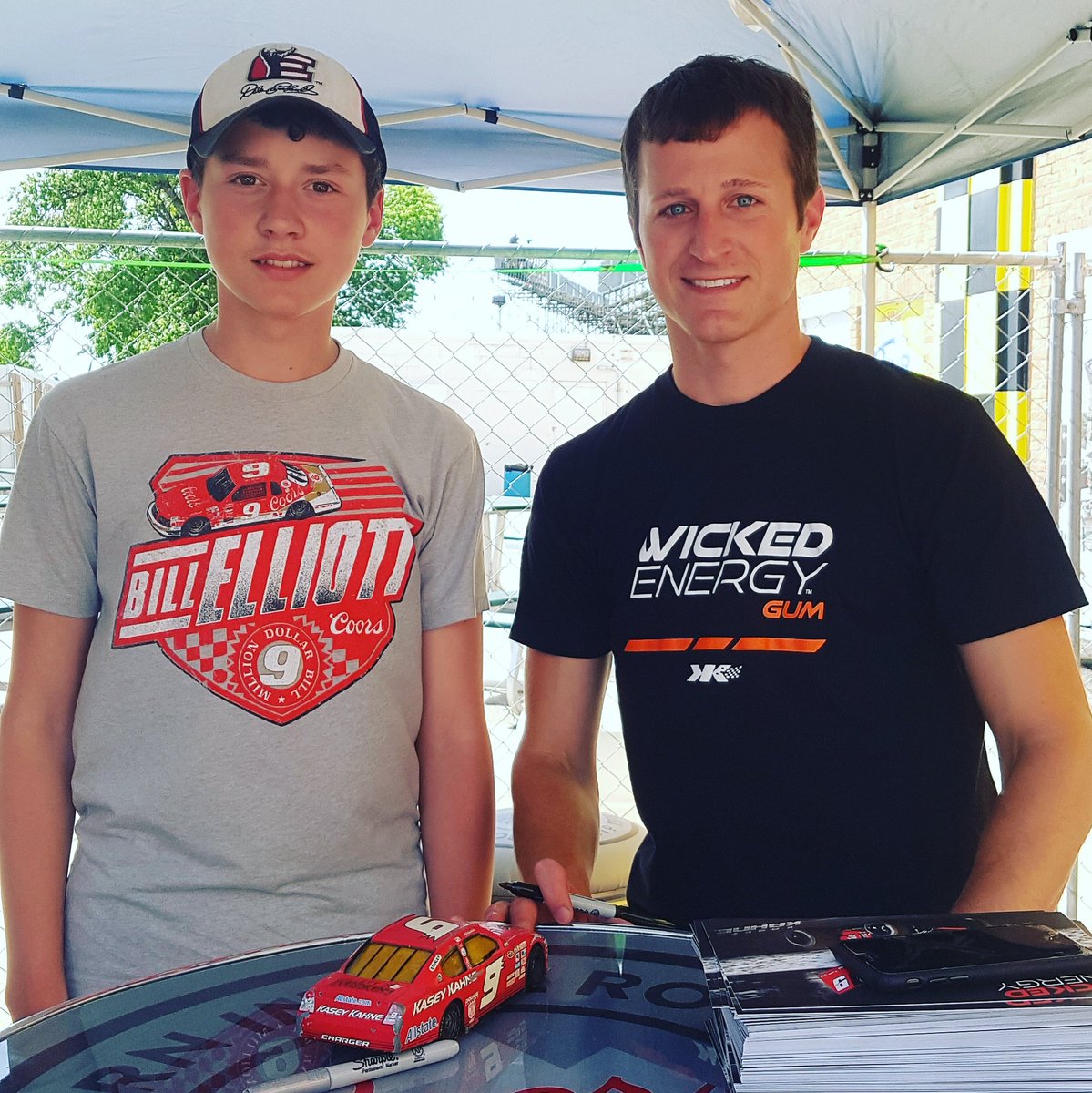 crysfunk's tweet photo. 1 hr of time from 1 person, gives a lifetime of memories for another @bestdirttrack @kaseykahne https://t.co/UIteDAuF72