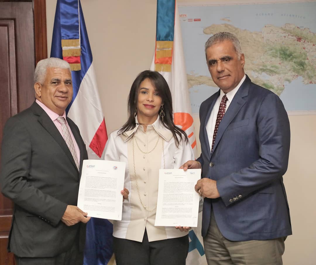 INTRANT_RD's tweet photo. 📲#NoticiasINTRANT| ✒️Firmamos un acuerdo con la #RNTT y #Fenatrado, con el objetivo de monitorear de manera satelital, la circulación de los vehículos afiliados a esas entidades y levantar informaciones para regulación de estos en el país.
Más info en : https://t.co/J8cPB1svei https://t.co/tgwjQxLd5G