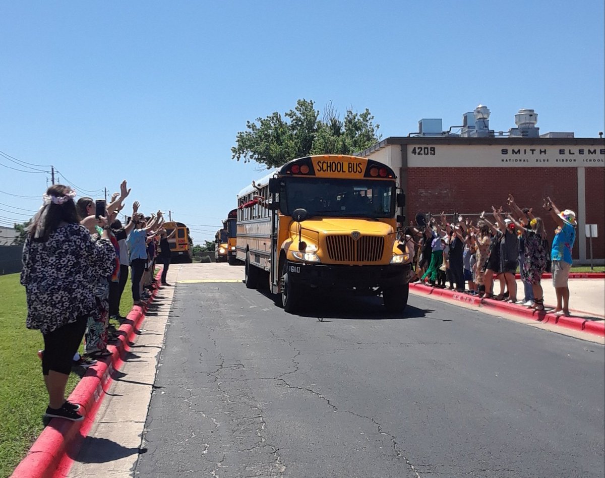 DVISD_SES's tweet photo. Sending a big thanks to our Transportation Deptartment for getting our students to and from school all year! #ThankfulForOurBusDrivers @DVISD_SES #DVPROUD https://t.co/KaevaSlY7M