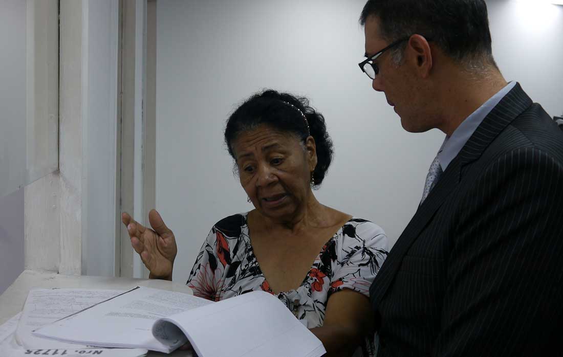 IGTaldia's tweet photo. El inspector general de Tribunales,  magistrado Marco Medina,  durante su recorrido por la #IGT,  brindó de forma directa atención y orientación a una usuaria, como garantía de la tutela judicial efectiva y el debido proceso.    

#SomosIGT⚖️ https://t.co/0yY10Ck8N1