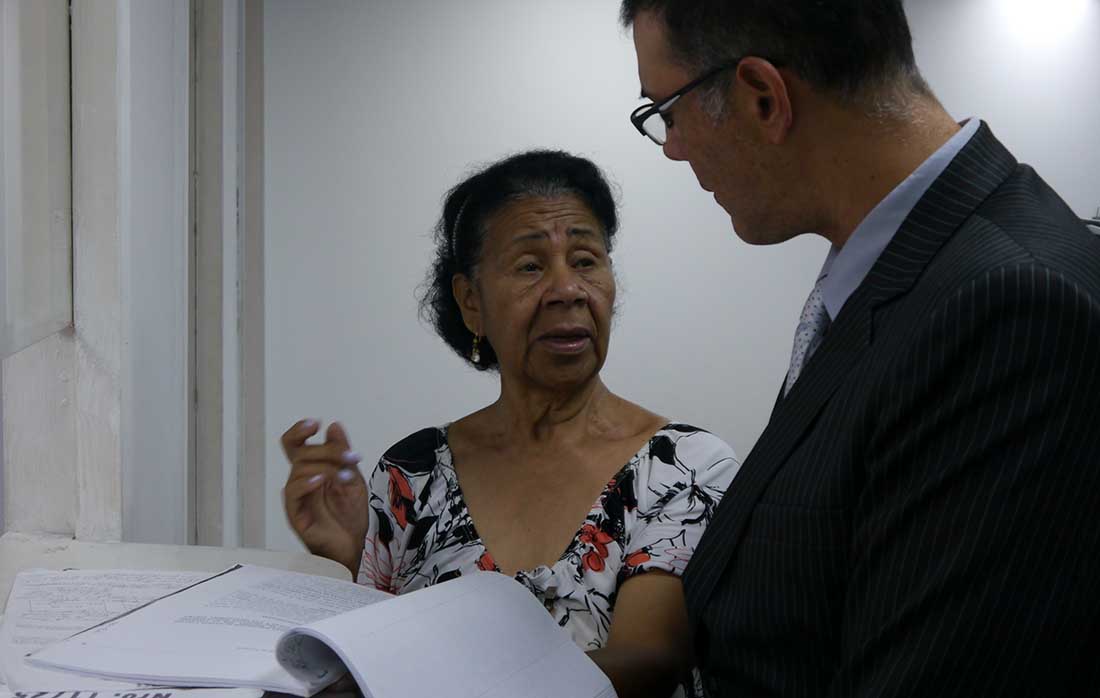 IGTaldia's tweet photo. El inspector general de Tribunales,  magistrado Marco Medina,  durante su recorrido por la #IGT,  brindó de forma directa atención y orientación a una usuaria, como garantía de la tutela judicial efectiva y el debido proceso.    

#SomosIGT⚖️ https://t.co/0yY10Ck8N1
