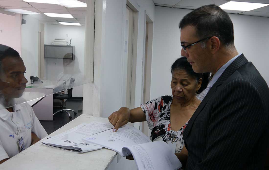 IGTaldia's tweet photo. El inspector general de Tribunales,  magistrado Marco Medina,  durante su recorrido por la #IGT,  brindó de forma directa atención y orientación a una usuaria, como garantía de la tutela judicial efectiva y el debido proceso.    

#SomosIGT⚖️ https://t.co/0yY10Ck8N1