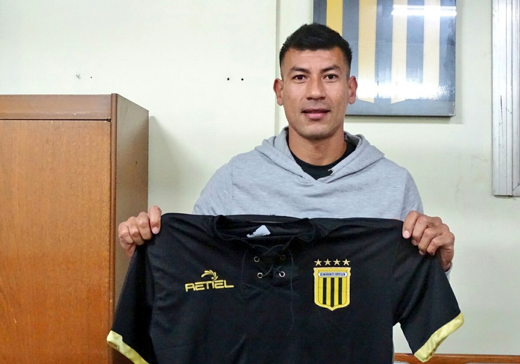 gerrobaina's tweet image. El delantero Javier Velázquez acaba de firmar su contrato con Alte Brown y se transformó en el segundo refuerzo del equipo aurinegro #AlmiranteBrown