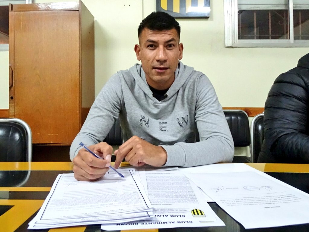 gerrobaina's tweet image. El delantero Javier Velázquez acaba de firmar su contrato con Alte Brown y se transformó en el segundo refuerzo del equipo aurinegro #AlmiranteBrown