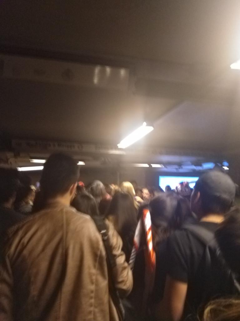 Ange_Sepulveda's tweet photo. Indignante poder salir de Metro Estación Central!! Hasta cuándo tendremos q aguantar @metrodesantiago ?? https://t.co/SPrLwaaH4q