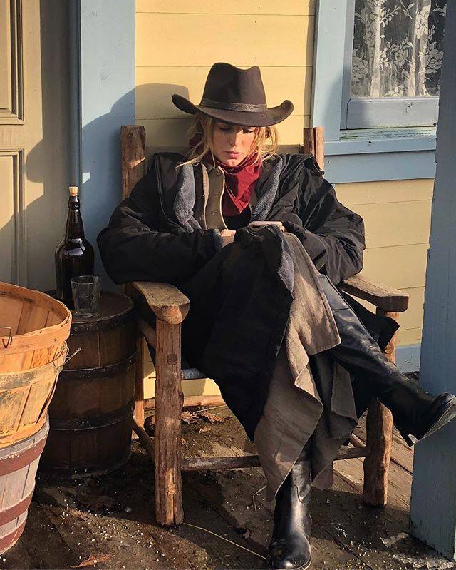 deadcon8's tweet image. #FlashbackFriday @caitylotz @TheCW_Legends Season 3 BTS (2018). Does Anyone Else Get a Sharon Stone Vibe When They See #SaraLance as a Gunslinger? #TheQuickandTheDead!!!