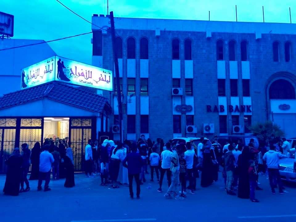 qablalzafa's tweet photo. جانب من حضور الجمهور اليوم في العرضين رقم ٢١٨ و ٢١٩ في عدن، نعتذر لكل من لم يستطيعوا مشاهدة الفيلم اليوم بسبب نفاذ التذاكر، لازالت الفرصة متاحة لمشاهدة فيلمنا في عروض عدن الختامية:
السبت(٨ يونيو)
الثلاثاء(١١ يونيو)
الاربعاء(١٢ يونيو)
الاوقات: ٤ م ، و ٧ م
قاعة ليلتي
#قبل_الزفة https://t.co/0qaOJ6C5Ir