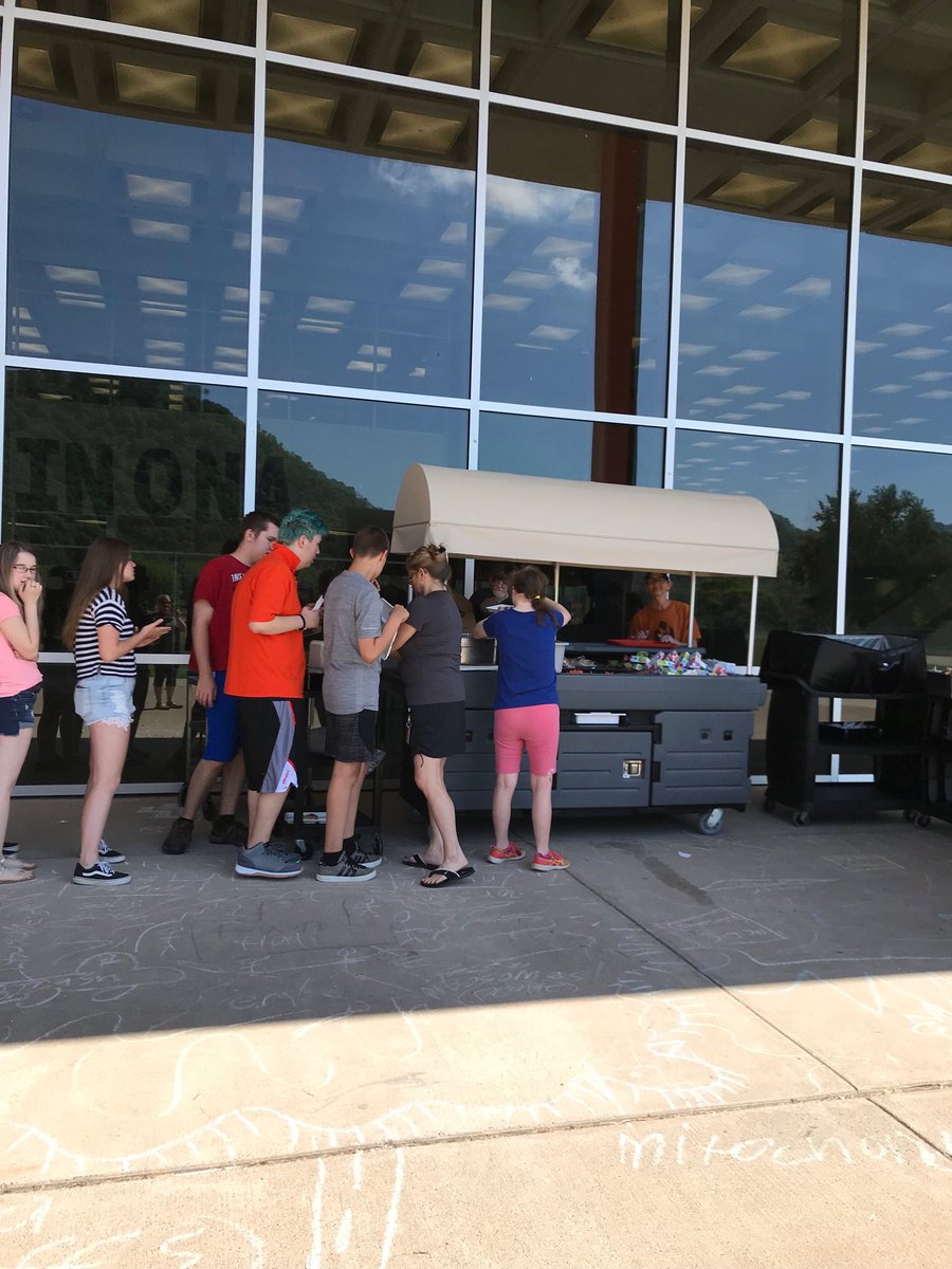 Wapsnutrition's tweet photo. Super fun music and outdoor lunch at WHS!  #winhawkproud https://t.co/lPBnbJwpYy