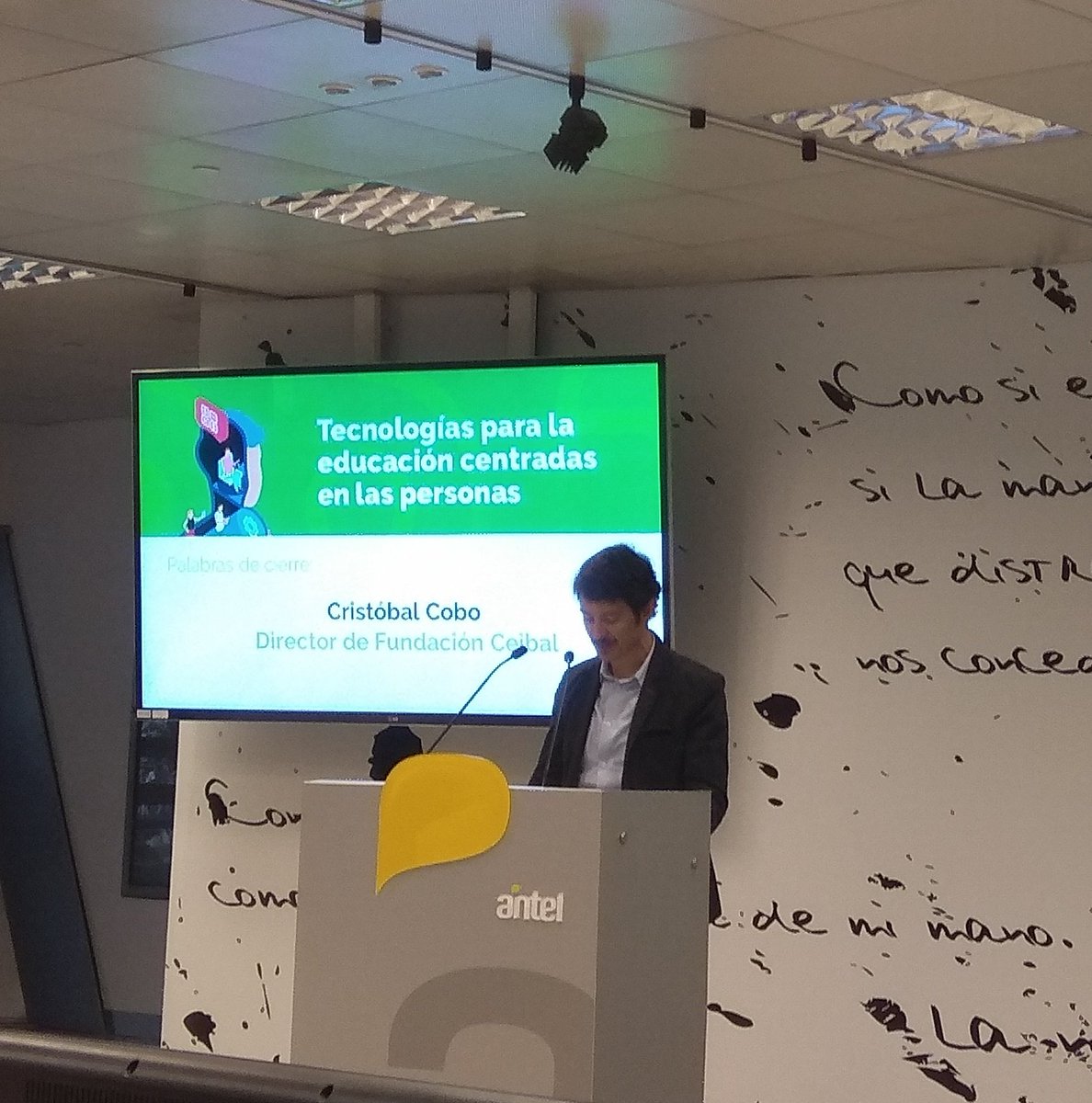 alceganu's tweet photo. Se cierra la #EdTechUy con las palabras de @cristobalcobo recordando que la experiencia de sentarse a dialogar y compartir ideas no se remplaza en ninguna realidad virtual. Gracias @fundacionceibal por tanto https://t.co/MmKxUwVQkp