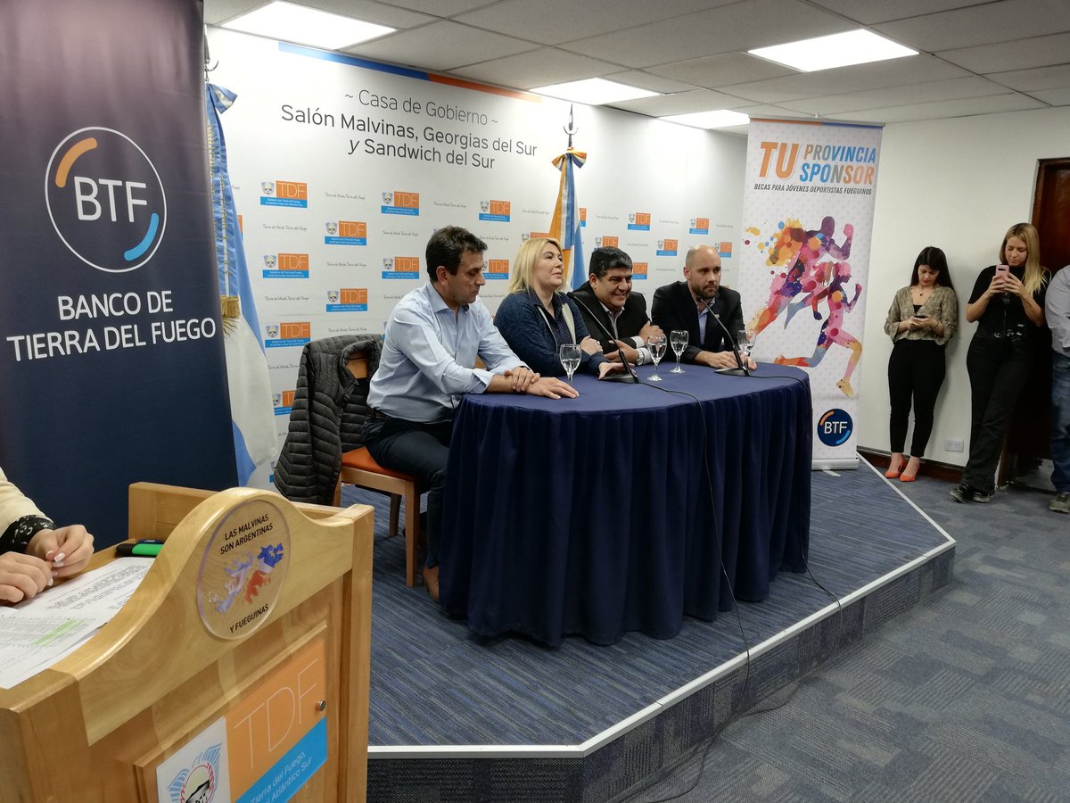 findelmundoar's tweet photo. #Ahora La gobernadora @RosanaBertone hace entrega de becas del programa Tu Provincia Tu Sponsor destinadas a jóvenes deportistas fueguinos ⛹️‍♂️🤾‍♂️
@Deportes_tdf #deportefueguino #TierradelFuego #FinDelMundo https://t.co/EFLZusEOzt
