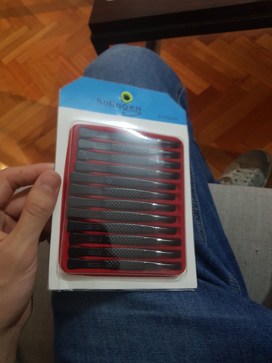 Necesitaba una pincita de depilar, en el farmacity de la esquina estaban a $60 c/u. En once me compré 12 x $50