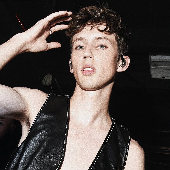 LITTLETR0YE's tweet photo. Troye me dejó en el piso https://t.co/UPTdszxttC