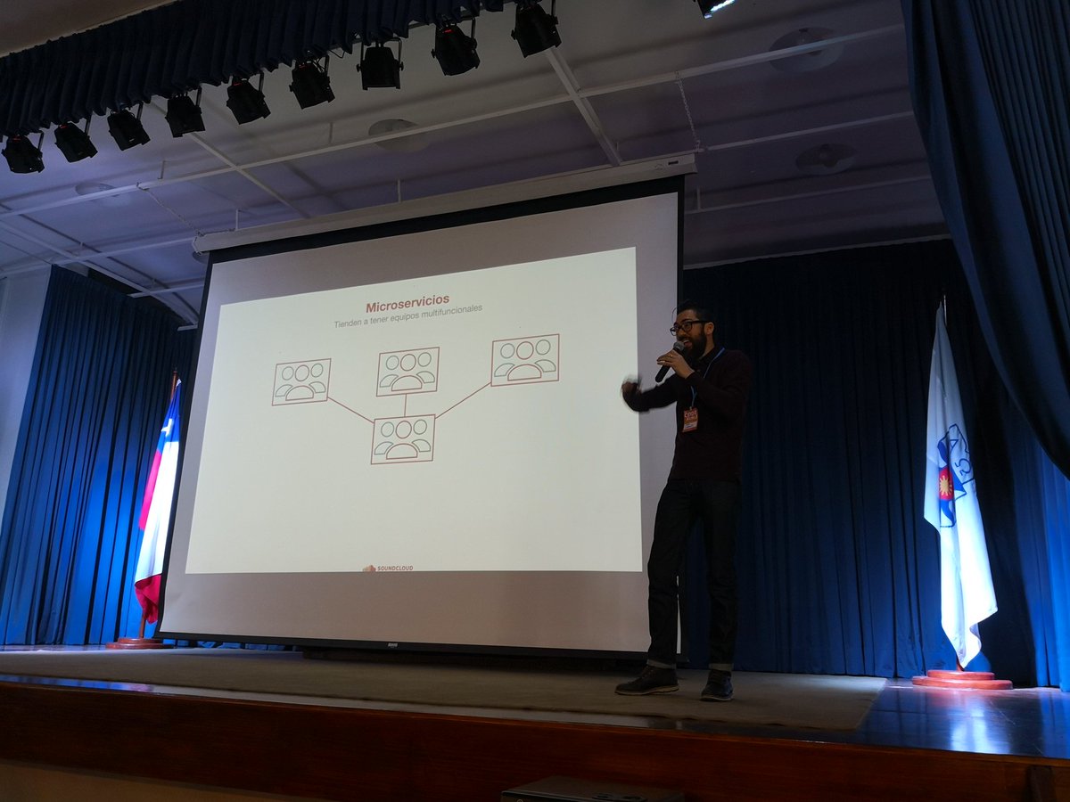 mpltw's tweet image. @janogonzalez explicando microservicios con peras y manzanas 👏👏👏 #codeñuble