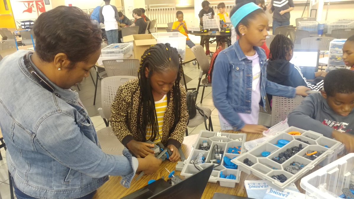 NatashaBlades's tweet image. Caution great minds at work #ncssbethebest #vexroboticscamp #liveoakelementary