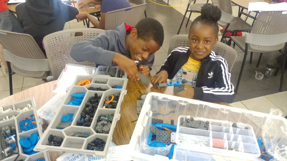NatashaBlades's tweet image. Caution great minds at work #ncssbethebest #vexroboticscamp #liveoakelementary