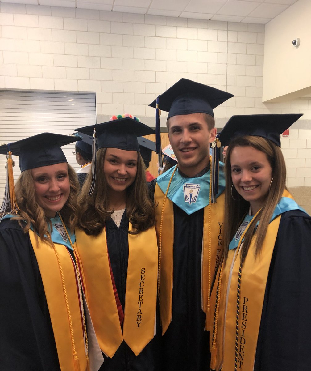 FHS2019_'s tweet photo. Your officers officially signing off! Class of 2019: We are so proud of all of you and wish you nothing but the best in your future endeavors! Congratulations 👩🏽‍🎓👨🏽‍🎓 https://t.co/lKLYhBKCJG