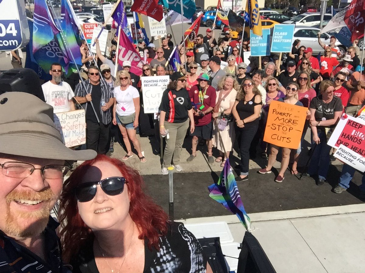 lenelliott's tweet photo. #OPSEU-@JeffYurekMPP Office with couple hundred of my Friends!
#dingdongdoug @fordnation 1st term last term!
Stop attacking Ontario!
@OntarioPCParty should be in hospitals ending hallway medicine &amp; protecting public services! 
@OPSEU
@SEFPO
@onpoli
#PowerOfMany
@Ldn_Labour https://t.co/X0e685xjPq