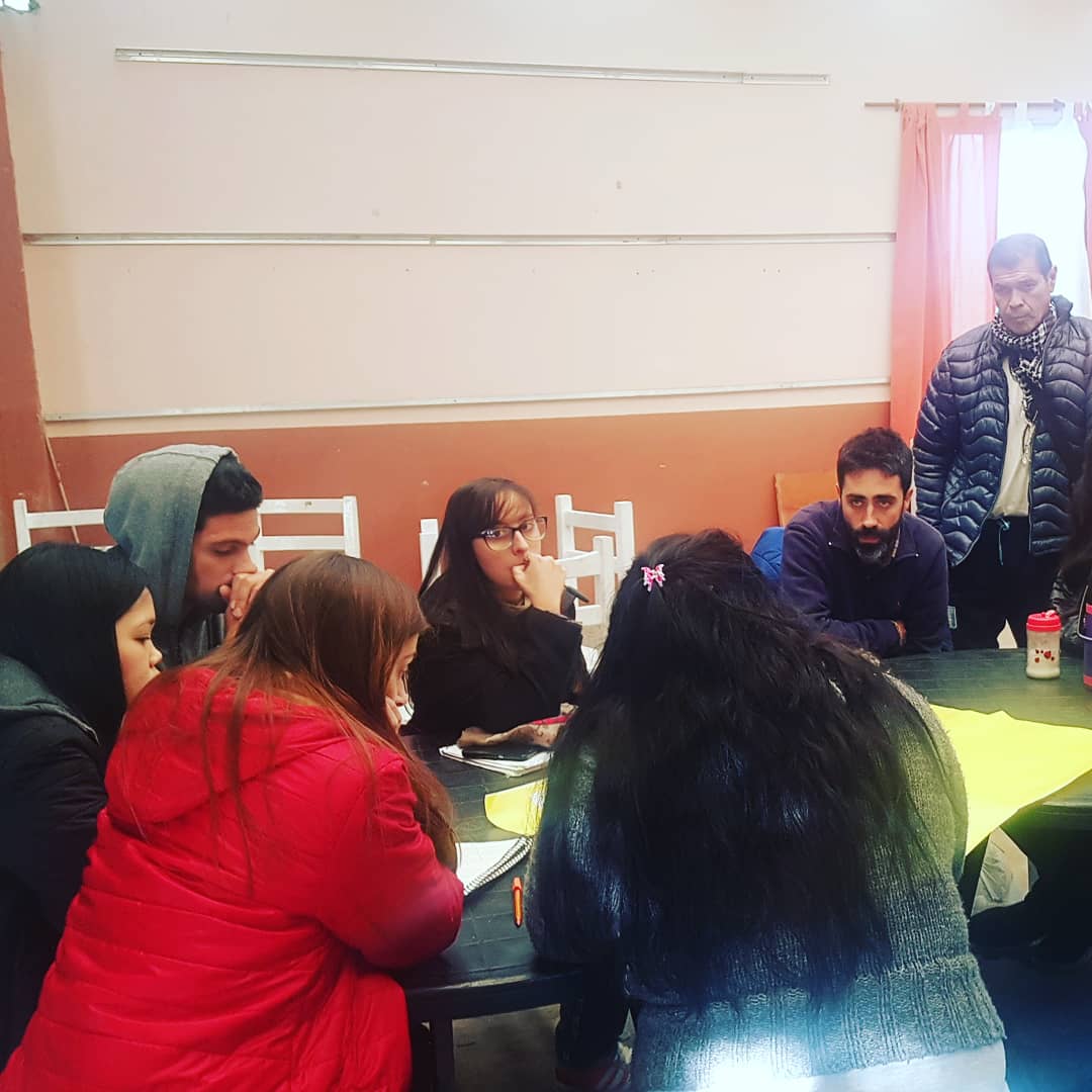 Bell_Retour's tweet photo. Hoy en la clase de TSC III los alumnos y alumnas participaron de una jornada en la UST, junto a lxs docentes y compañerxs de la Cooperativa y del Fogón.
.
.
.
.
#TSCIII #Ayudantía #UNDAV #Territorio https://t.co/3LRocgmT12