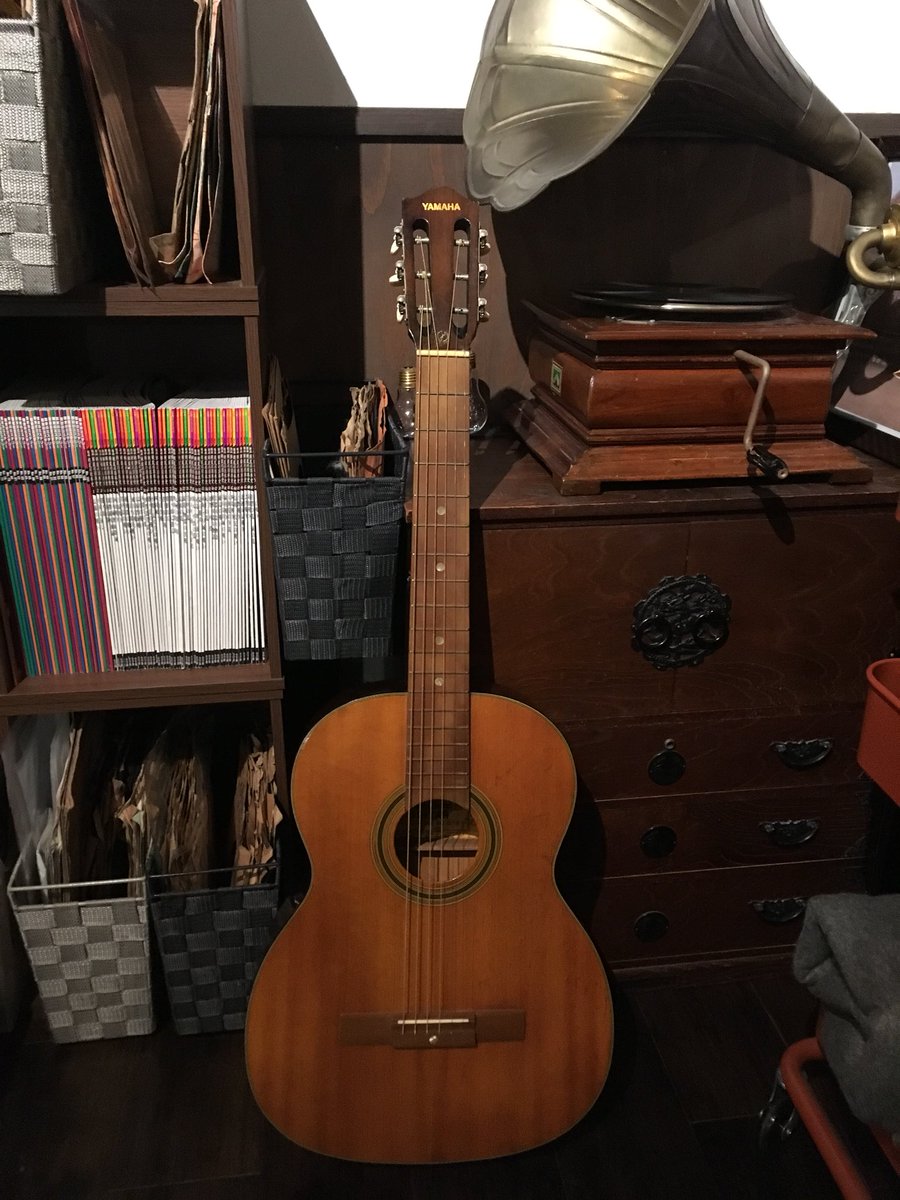 Tguitarfanclub's tweet photo. YAMAHA dynamic guitar
杜の灯さんに置いてあります！
私のYAMAKIもそうですが
ジャパニーズビンテージですね。

#YAMAHA
#dynamicguitar https://t.co/9Emc3VA96u