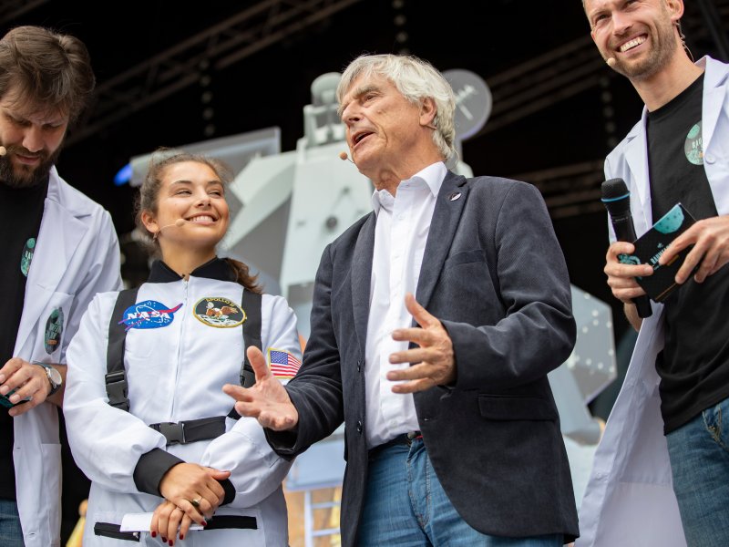 HorizonsIss's tweet photo. Alexander Gerst, Ulf Merbold und DLR
präsentierten am Freitag im Steigerwaldstadion in Erfurt eine Raumfahrt-Show.
16.000 Kinder und Jugendliche waren begeistert.
https://t.co/w2hdKdlTwQ

@DLR_de  @DLR_next  @tobi22_  @Astro_Alex  #UlfMerbold https://t.co/jw3SXJmSUG