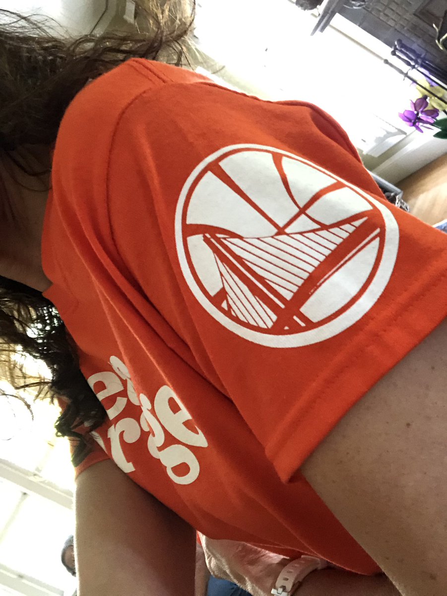 ErinDMomOf3's tweet photo. Not the outcome we wanted tonight but always thankful for the @warriors for standing up to end gun violence. #WearOrange #WarriorsGround @MomsDemand @Everytown #OracleZone https://t.co/RLePmVRHaC