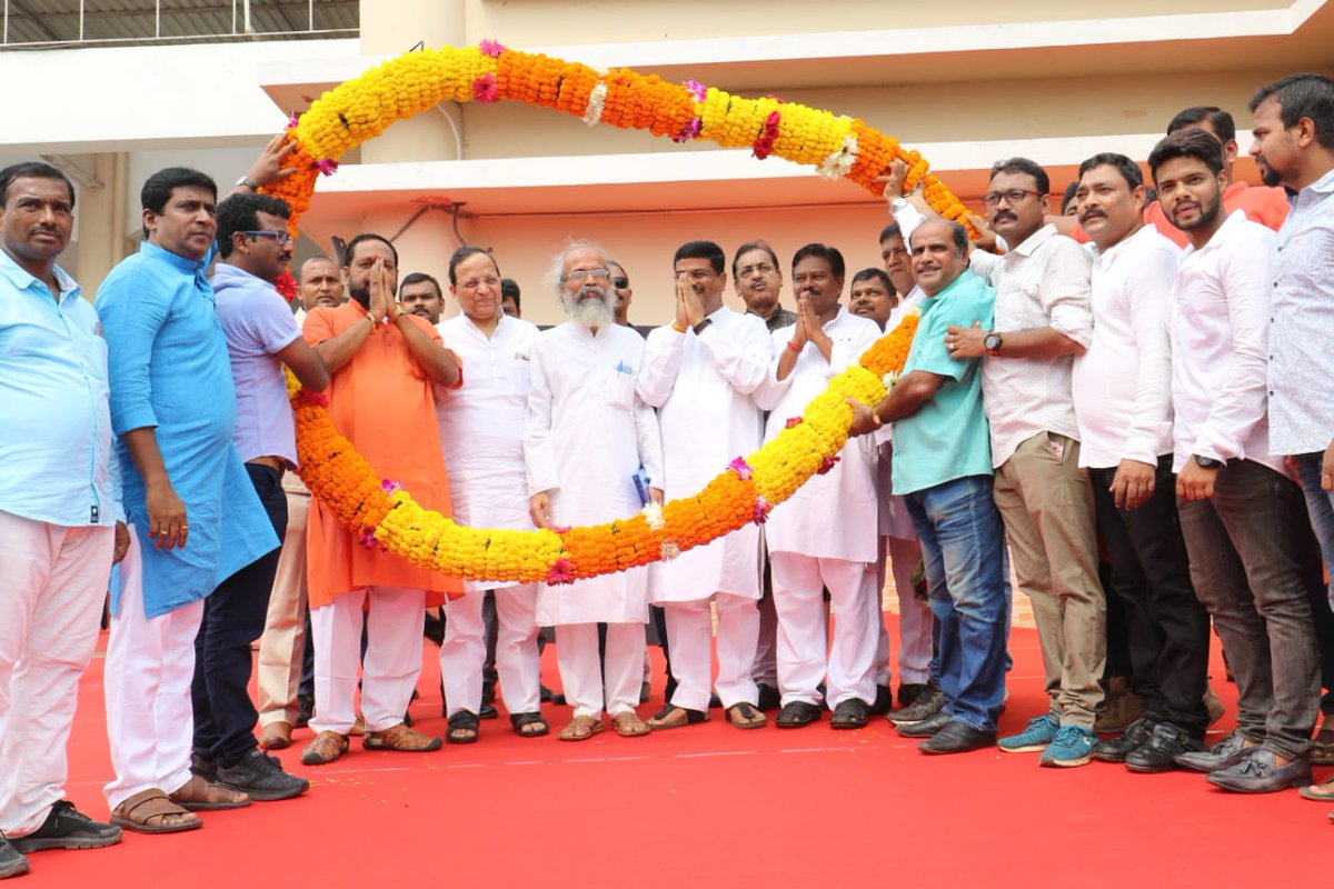 dpradhanbjp's tweet photo. ମୋଦିଜୀଙ୍କ  ମନ୍ତ୍ରୀମଣ୍ଡଳ 2.0ରେ ନୂଆ ମନ୍ତ୍ରୀ ଭାବରେ ଶପଥ ନେବା ପରେ ଓଡିଶାରେ ପହଞ୍ଚିବା ଅବସରରେ ଦଳୀୟ କାର୍ଯ୍ଯକର୍ତ୍ତା ଓ ସାଧାରଣ ଜନତାଙ୍କ ସମ୍ବର୍ଦ୍ଧନା ପାଇଁ ଆନ୍ତରିକ କୃତଜ୍ଞତା ଜଣାଉଛି । https://t.co/ogQcVN7rUb