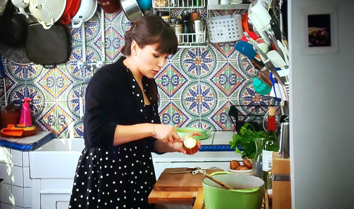 Natalie Netflix レイチェルのパリの小さなキッチン フードライター兼料理人のレイチェル クーさんが提案するシンプルで楽しいフランス料理の作り方 可愛いファッションのレイチェルさんが小さなスペースで腕を振るう姿はまるでショーを見ている