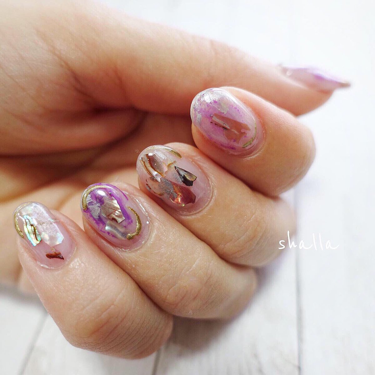 紗巴美 Joujounailさんのシェル Fleur Seche フルール セッシュを使ったクリアな夏ネイル 淡くてスモーキーなカラーが可愛すぎて かなりの大人気です 夏ネイル シェルネイル 大人ネイル マニキュア シェル パラジェル 美甲 美爪 ネイル好き