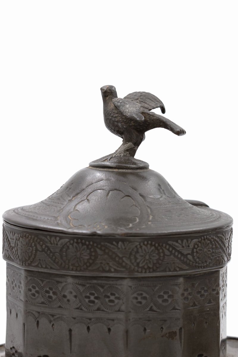 garden_court's tweet image. A Victorian pewter mounted ram’s horn table snuff with bird finial; Scottish, circa 1900. link: gardencourtantiques.com/shop/victorian… #victorian #snuff #snuffmull #interiordesign #designanddecoration