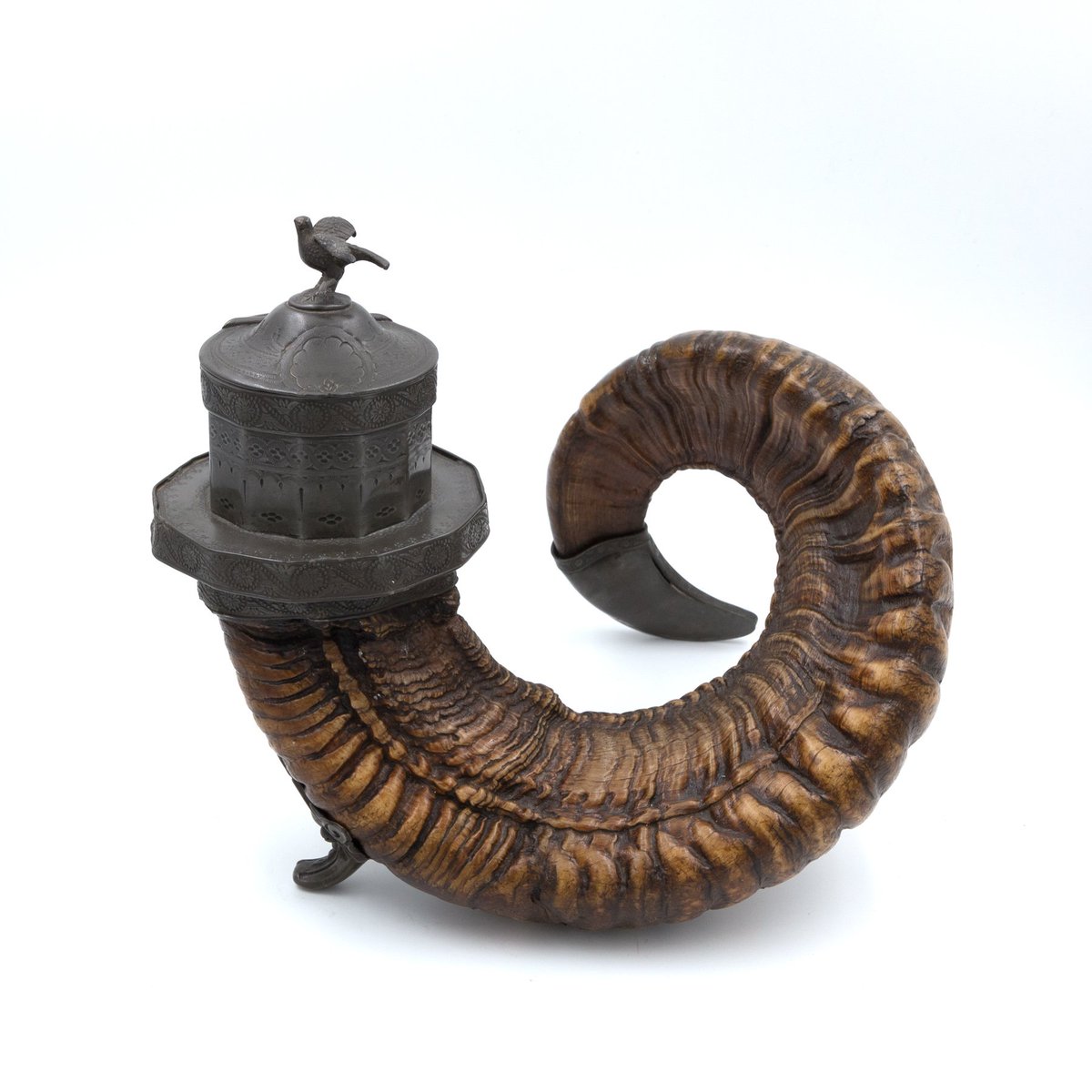 garden_court's tweet image. A Victorian pewter mounted ram’s horn table snuff with bird finial; Scottish, circa 1900. link: gardencourtantiques.com/shop/victorian… #victorian #snuff #snuffmull #interiordesign #designanddecoration