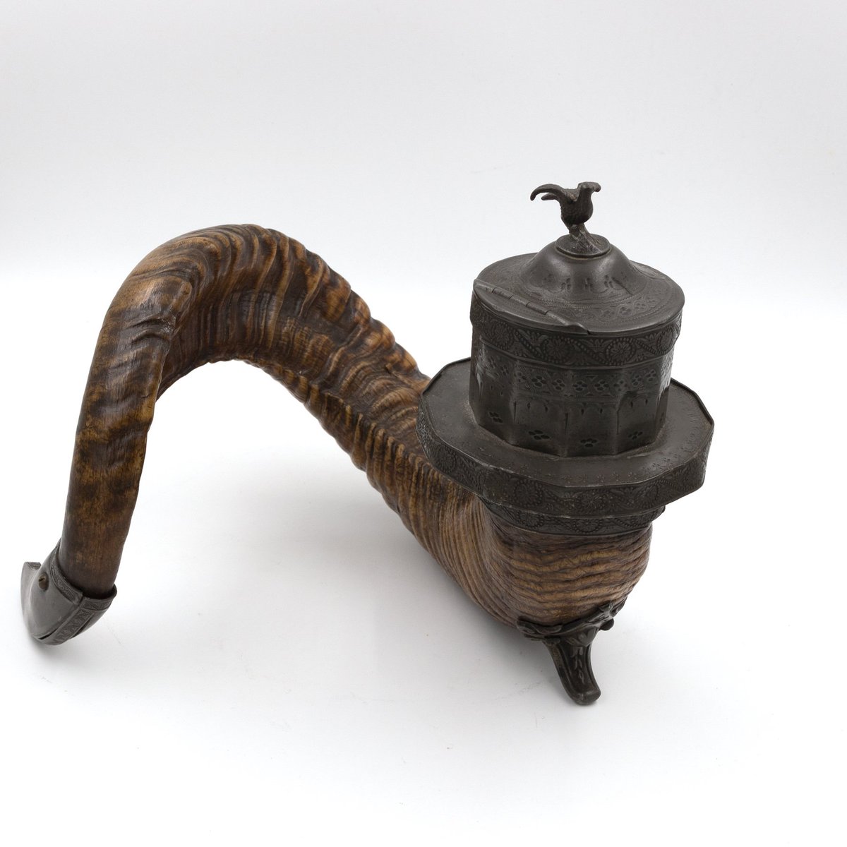 garden_court's tweet image. A Victorian pewter mounted ram’s horn table snuff with bird finial; Scottish, circa 1900. link: gardencourtantiques.com/shop/victorian… #victorian #snuff #snuffmull #interiordesign #designanddecoration