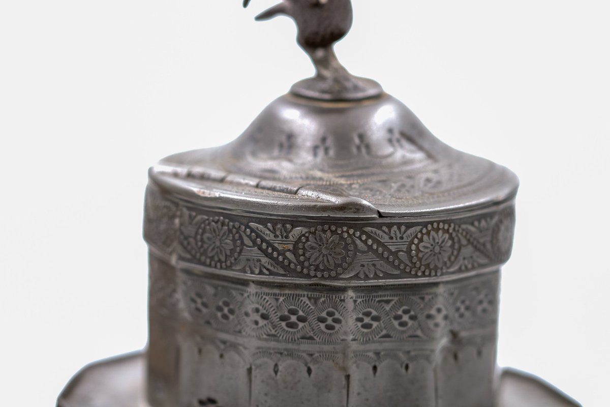 garden_court's tweet image. A Victorian pewter mounted ram’s horn table snuff with bird finial; Scottish, circa 1900. link: gardencourtantiques.com/shop/victorian… #victorian #snuff #snuffmull #interiordesign #designanddecoration