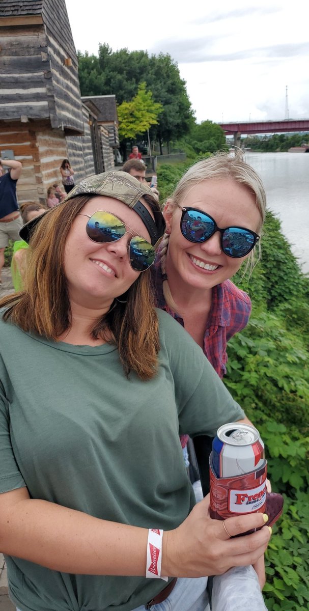 dleah13's tweet photo. #CMAFest2019 https://t.co/mw1D71kR04