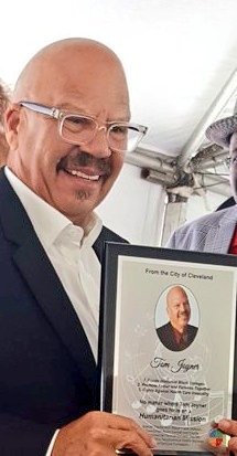 swimbaby5's tweet photo. #Cleveland honored a broadcasting #legend #TomJoyner today &amp; Cleveland's own,  #KymWhitley came along for the ride.
 And of course, @95WOVUFM #AsylumRadioShow was in the building. Thank you Tom &amp; @tomjoynerfound for  your #community advocacy &amp; #philanthropy. https://t.co/YoxeZMFPG2