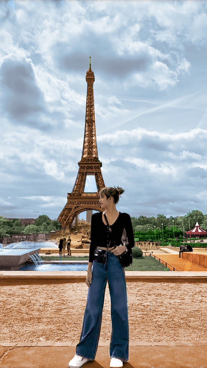 blinkkkeeuu's tweet photo. You are still and always be my fave attraction. ☁️🙈~ #3YearWithLisa #BLINKSelcaDay https://t.co/RZaJQaPZfr