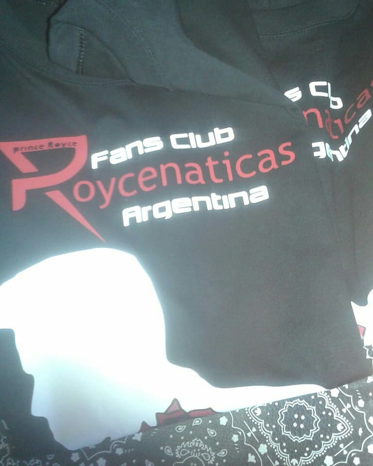 FCPrinceRoycARG's tweet photo. Estoy super enamorada de nuestras remeras!!! 😍😍😍😍  
Un paso mas Fans Club Roycenaticas Argentinas, ahora vamos por nuestra bandera!♥♥♥♥ @princeroyce siempre junto a vos https://t.co/sfSvNMTfWa