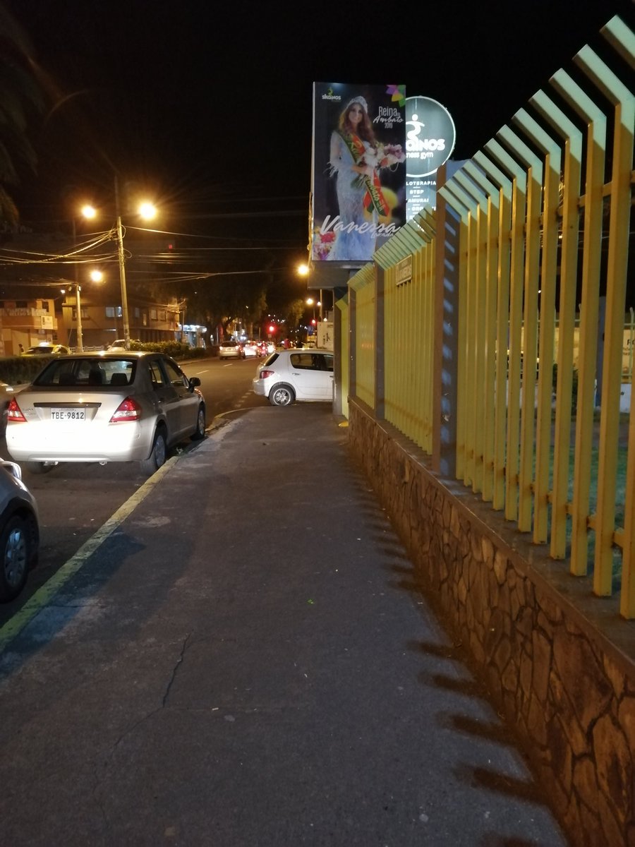 AmbatoBonito's tweet photo. #MalConductor cerca de 2 horas parqueado en el paso cebra PEATONAL ( final Av Cevallos) mientras esta en el #GYM @TransitoAmbato #Ambato @RadioCentroAmb @gabita @sgaldas https://t.co/avcy7210Gi