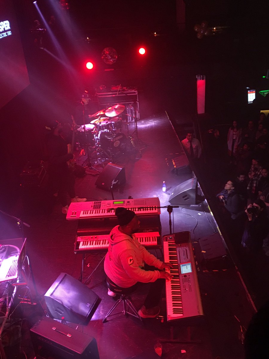 papelesdejazz's tweet photo. ROBERT GLASPER en Chile! Fusión electro jazz, excelente sonido con un @elclubchocolate repleto! @robertglasper @stgofusion https://t.co/Rw3CCFATXk