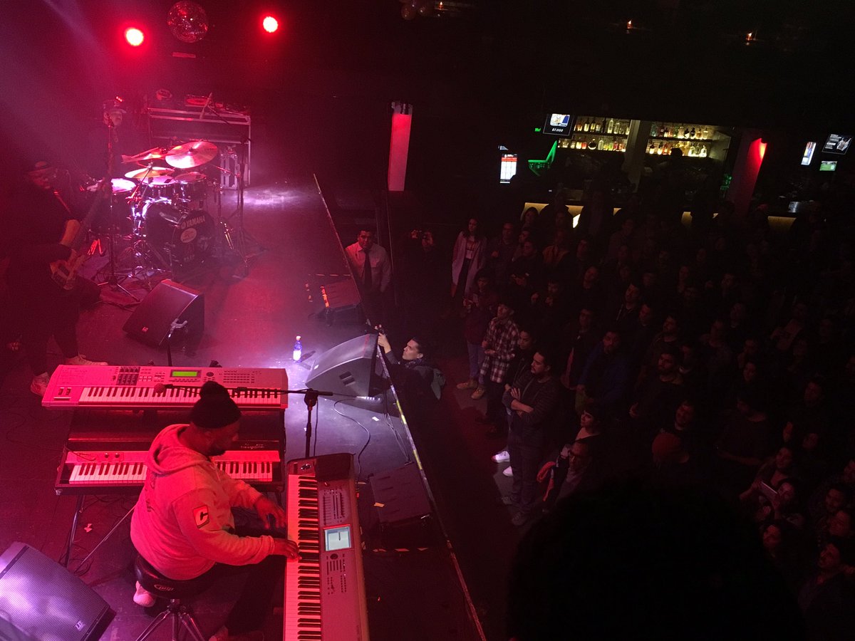 papelesdejazz's tweet photo. ROBERT GLASPER en Chile! Fusión electro jazz, excelente sonido con un @elclubchocolate repleto! @robertglasper @stgofusion https://t.co/Rw3CCFATXk