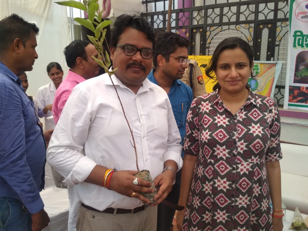 Apsolabs's tweet photo. #APSOLABS Moment #विश्वप्रदूषण #दिवस :#डीएम श्री ज्ञान चंद्र #एसडीम श्रीमति अंकुर लाठर डॉ संजय सिंह  #मऊ #उत्तरप्रदेश ने इस मौके पर लोगो को पौधे वितरित किये, ईद के मौके पर पौधे देकर ईद की मुबारक भी दी @ZeeNews @abpnewstv @CNNnews18 https://t.co/83DOqISlVO