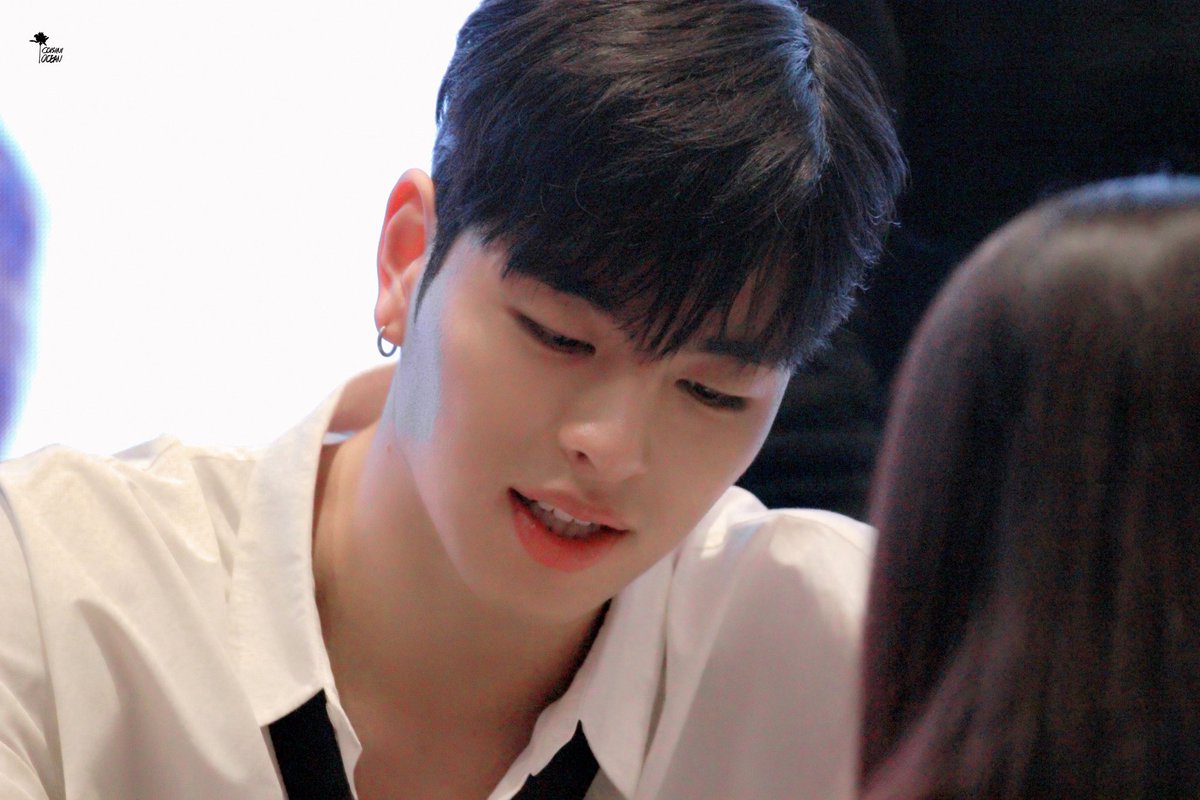 Co_KooJunHoe's tweet photo. 181124 Hong Kong Fan Sign Event 

👋🏻👋🏻👋🏻

#구준회 #준회 #ジュネ
#JUNE #具晙会 #具俊会 
#iKON #아이콘 https://t.co/gTkmqPF4yx