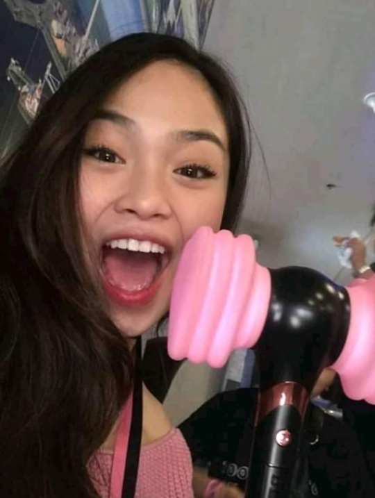 Nadeyn17's tweet photo. This girl doesn't deserve all your hates! Stop throwing bad words to AC guys. Wala namang ginawang masama si AC para ganyanin niyo. Sobrang bata pa ni AC para sa mga mura at masasakit na salitang ibinabato niyo sa kanya. AC DOESN'T DESERVE THIS!
#SHOPPEESCAMDAY2
#ONELOVEFORAC https://t.co/IbpoTXgHdQ