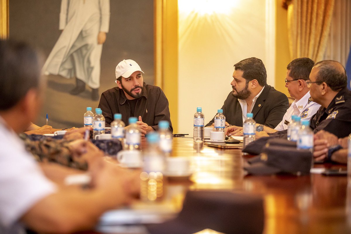 nayibbukele's tweet photo. Si alguien piensa que vamos a permitir que nuestro pueblo siga sufriendo, está muy equivocado. https://t.co/pE4IUSIYBR