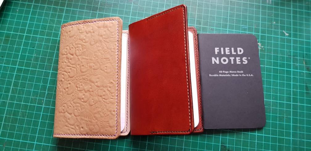 SandraPoppys1's tweet photo. Personalised Pocket Document Cover, Bible cover, Field Note Memo Book, Moleskine Cahier Journal Cover, Refillable Leather Case, Lawyer https://t.co/k2Sw9bc8xD #journalcovers #Leather Bag #Leathertoolroll #FieldnotesCover https://t.co/FHg87xeeHC